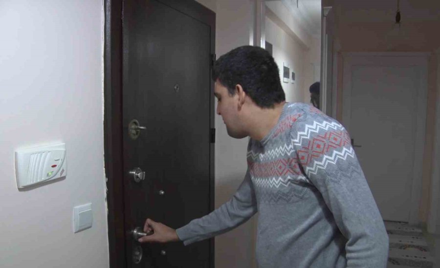 Tek Hayali Olan Park Bahçeler Görevlisi Kıyafetlerine Kavuştu, Dünyalar Onun Oldu