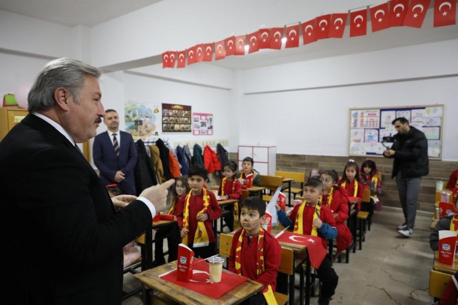 Başkan Palancıoğlu, Çocukların Karne Heyecanına Ortak Oldu