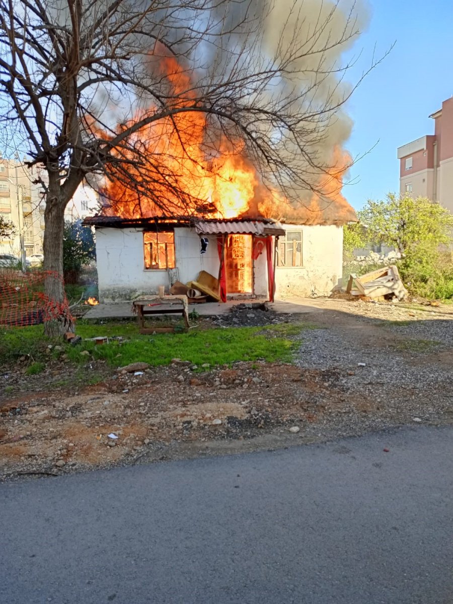 Antalya’da Ev Alev Alev Yandı, Dumanlar Gökyüzünü Kapladı