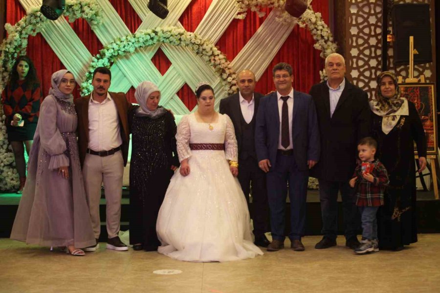 Down Sendromlu Keziban’ın Gelinlik Hayali Gerçek Oldu