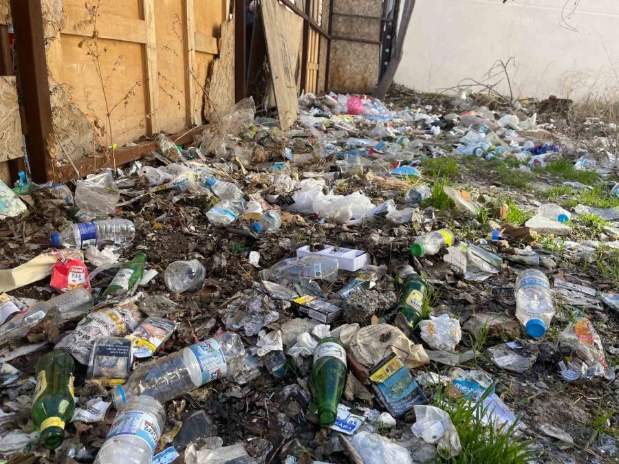Duyarsız Vatandaşlar Araziyi Çöplüğe Çevirdi