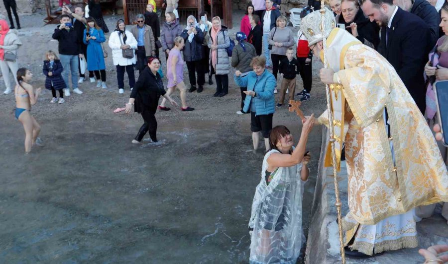 Antalya’da Denizden Haç Çıkarma Töreni Yapıldı