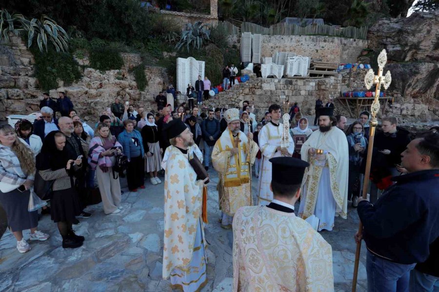 Antalya’da Denizden Haç Çıkarma Töreni Yapıldı