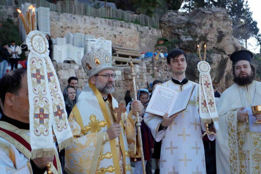 Antalya’da Denizden Haç Çıkarma Töreni Yapıldı