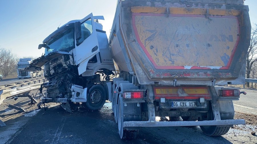 Konya’da Tırlar Çarpıştı: 1 Yaralı