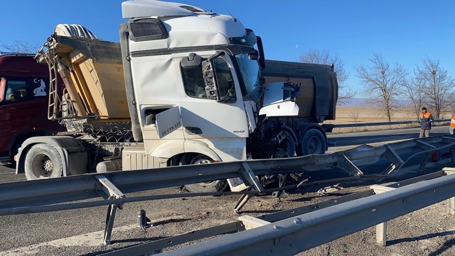 Konya’da Tırlar Çarpıştı: 1 Yaralı