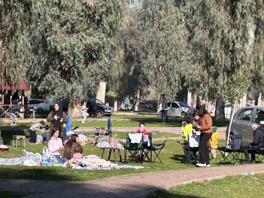 Sıcak Havada Piknik Alanları Doldu