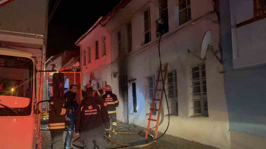 Evinin Kül Oluşunu Gözyaşlarıyla İzledi