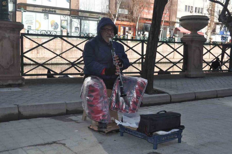 Soğuk, Kar, Yağmur Demeden Yıllardır Sokakta Sanatını İcra Ediyor