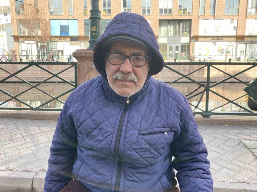 Soğuk, Kar, Yağmur Demeden Yıllardır Sokakta Sanatını İcra Ediyor