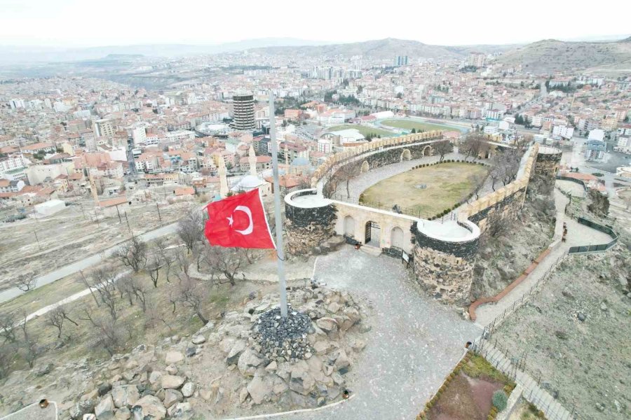 Kentlerde Bayraklar Yarıya İndirildi