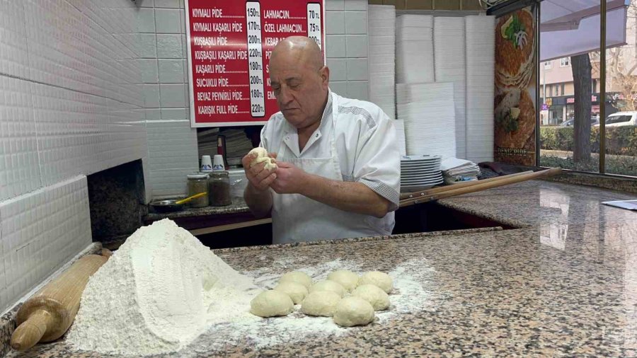 Babasından Öğrendiği Pideciliği 35 Yıldır Geleneksel Usullerle Sürdürüyor