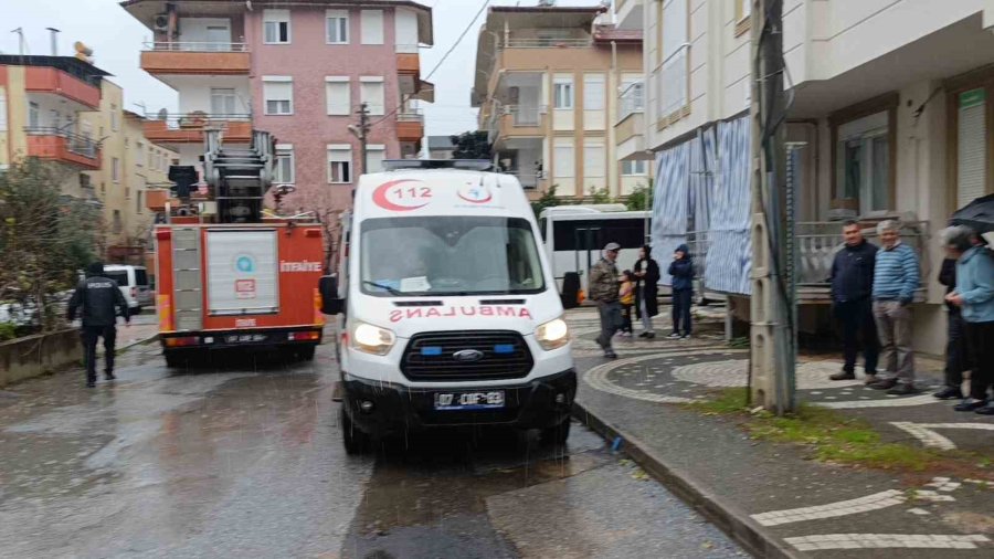 Çamaşır Makinesi Alev Aldı, Kadın Dumandan Etkilendi