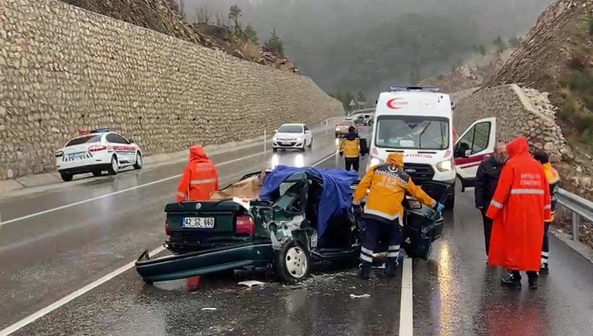 Manavgat’ta 150 Metre Arayla Art Arda 2 Farklı Kazada 5 Yaralı