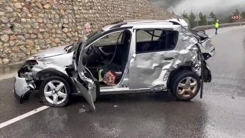 Manavgat’ta 150 Metre Arayla Art Arda 2 Farklı Kazada 5 Yaralı