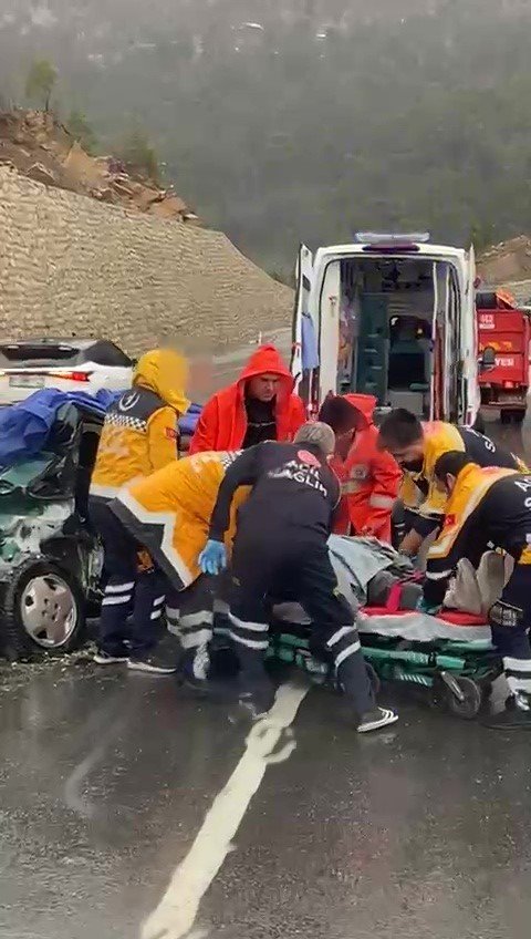 Manavgat’ta 150 Metre Arayla Art Arda 2 Farklı Kazada 5 Yaralı