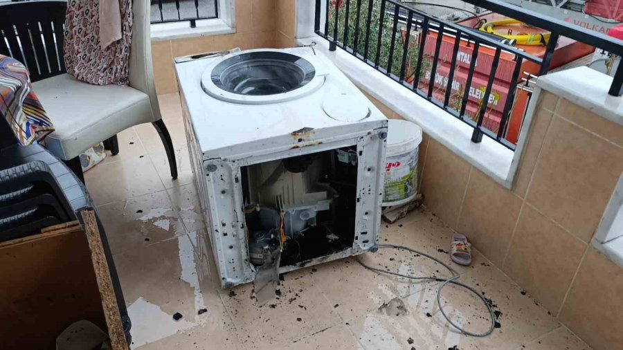 Çamaşır Makinesi Alev Aldı, Kadın Dumandan Etkilendi