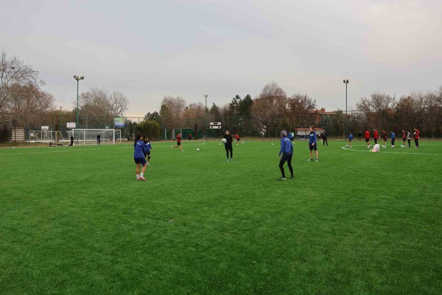 Osmangazi Spor Sahası’ndaki Çalışmalar Tamamlanarak Hizmete Açıldı