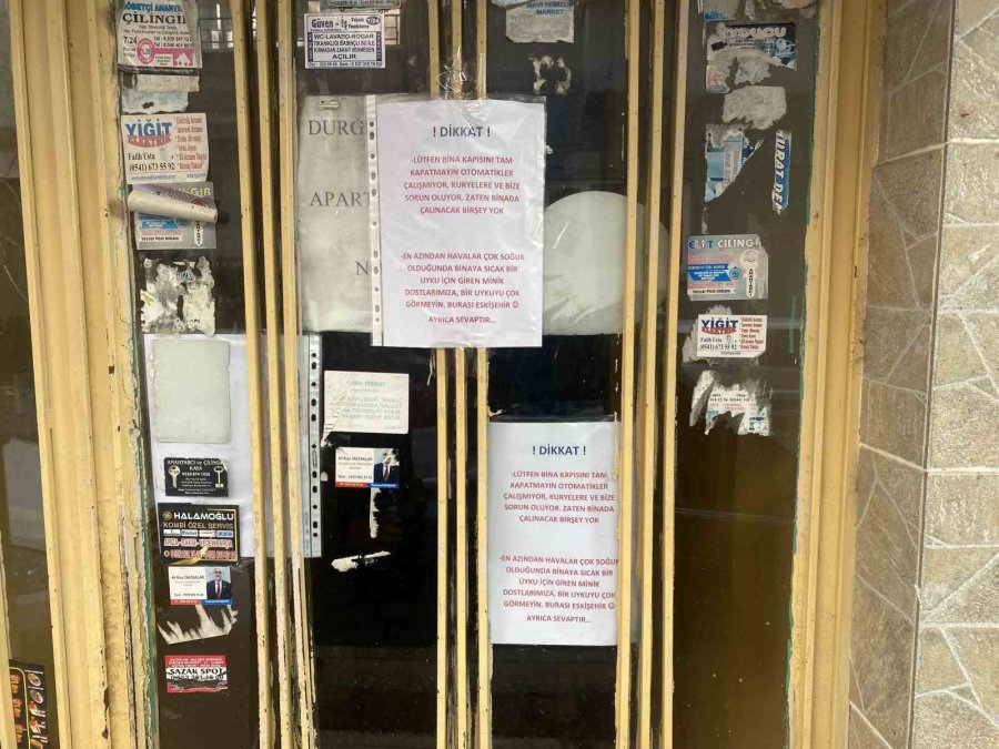 Apartman Kapısına Yapıştırılan İlginç Yazı Dikkat Çekti