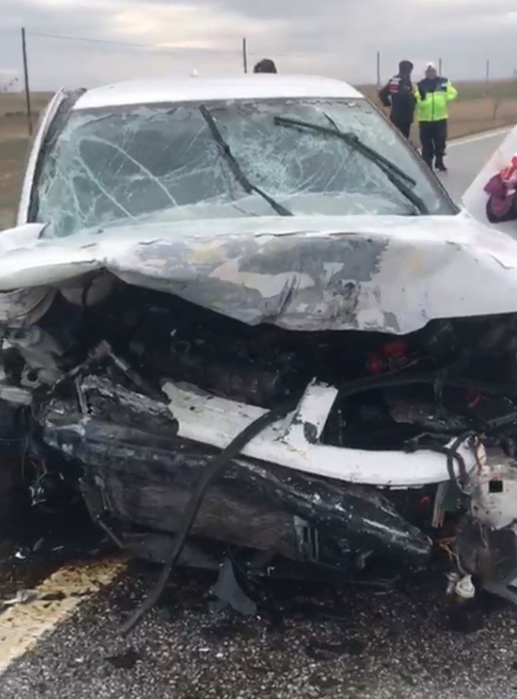 Aksaray’da 2 Otomobil Kafa Kafaya Çarpıştı: 1 Ölü, 2 Yaralı