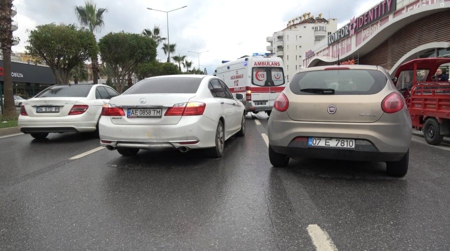 Alanya’da Motosiklet İle Otomobil Çarpıştı:1 Yaralı