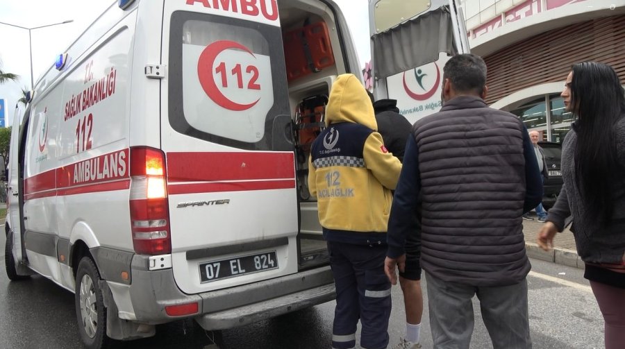 Alanya’da Motosiklet İle Otomobil Çarpıştı:1 Yaralı