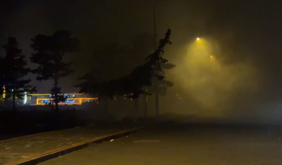 Sahildeki Atık Yangını İşletmeyi Dumana Boğdu