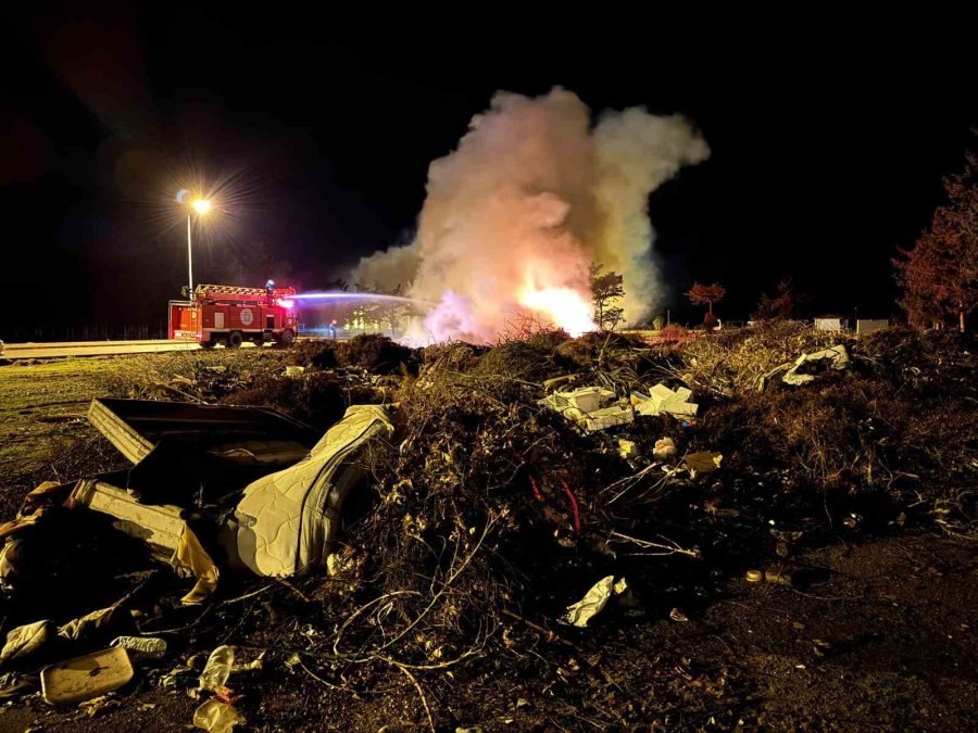 Sahildeki Atık Yangını İşletmeyi Dumana Boğdu