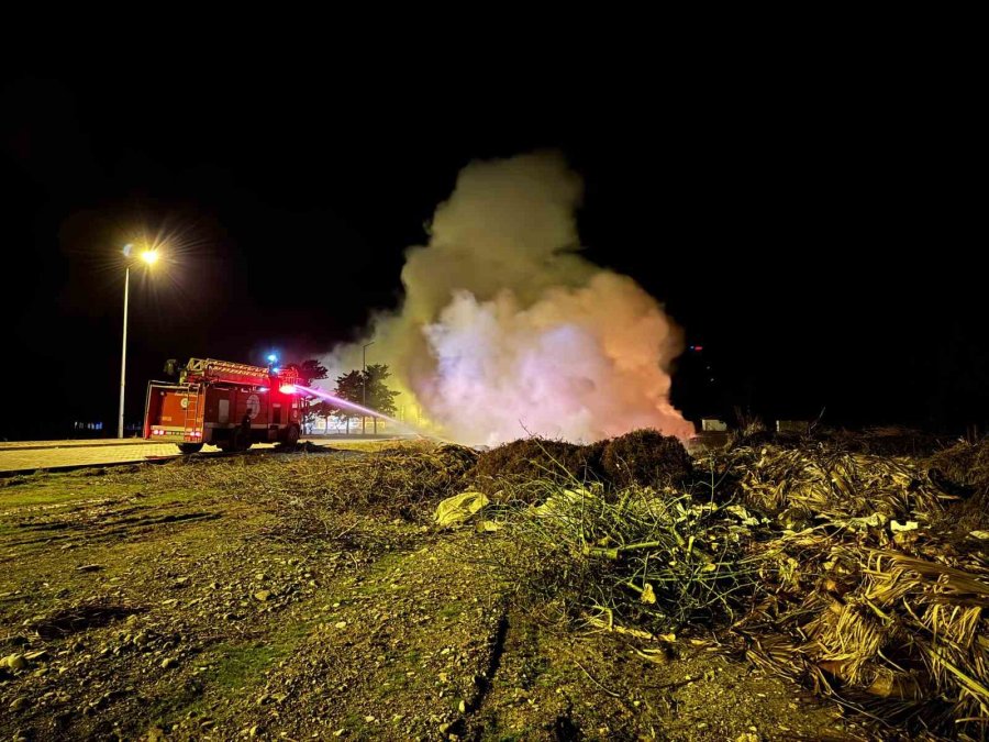 Sahildeki Atık Yangını İşletmeyi Dumana Boğdu
