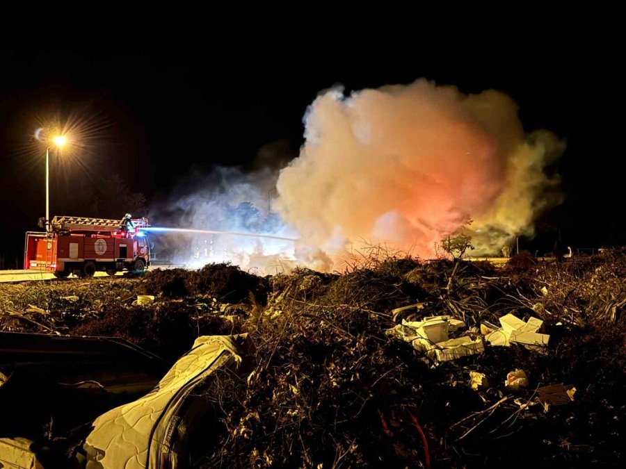 Sahildeki Atık Yangını İşletmeyi Dumana Boğdu
