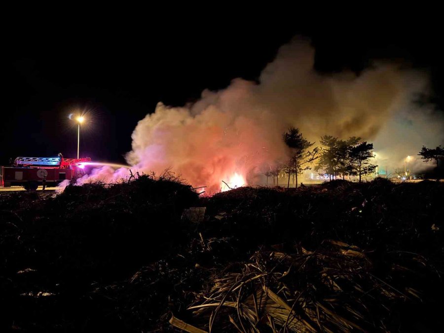 Sahildeki Atık Yangını İşletmeyi Dumana Boğdu