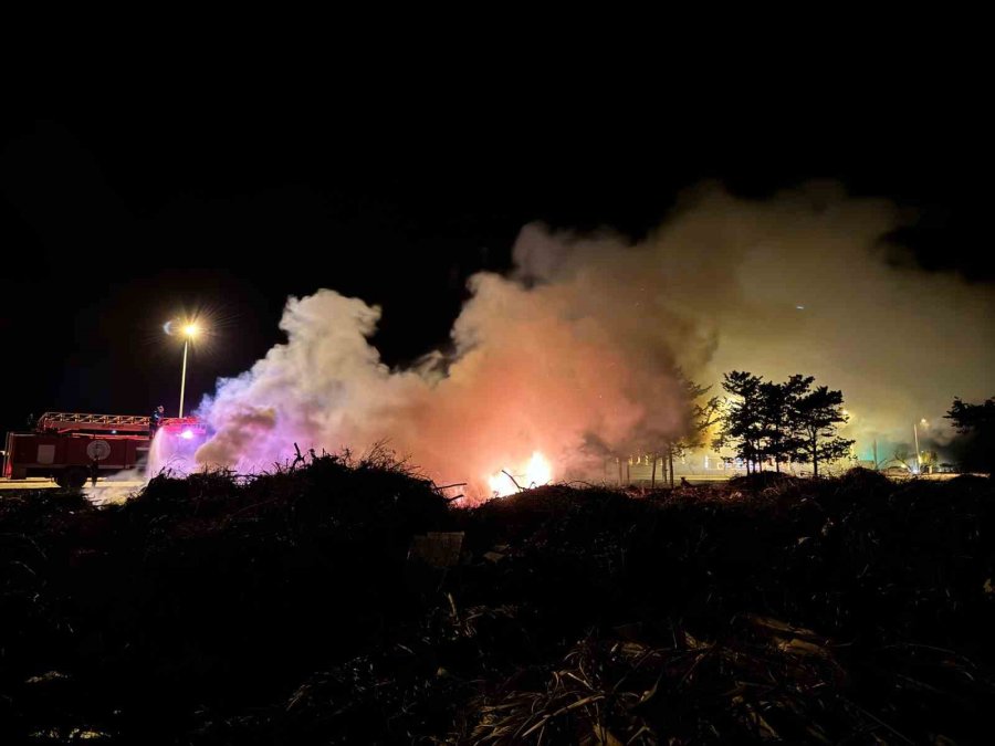 Sahildeki Atık Yangını İşletmeyi Dumana Boğdu