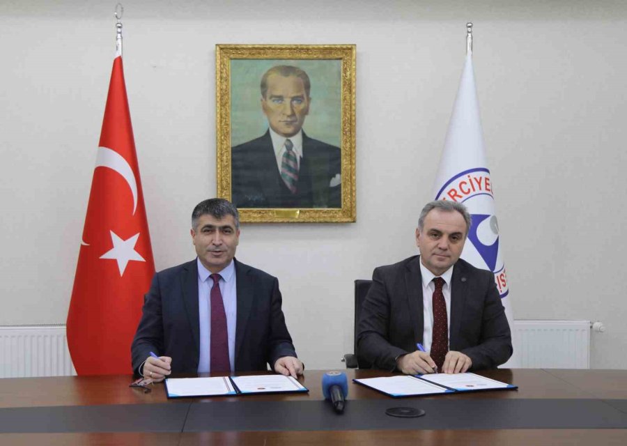 Erü Ve Nevşehir Hacı Bektaş Veli Üniversitesi Arasında Eğitim İşbirliği Protokolü İmzalandı
