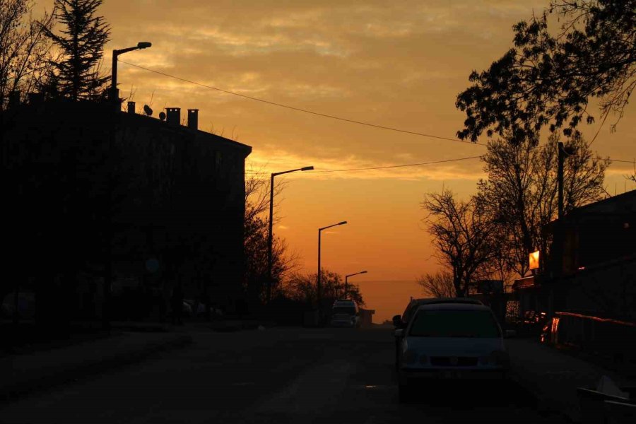 Eskişehir’de Gün Doğumunda Kartpostallık Manzaralar Oluştu