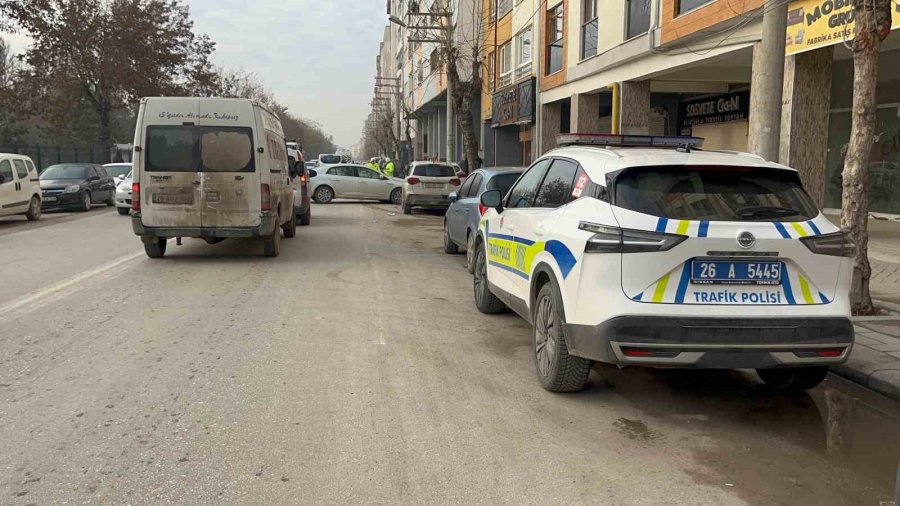 Kontrolden Çıkan Araç, Park Halindeki 2 Otomobile Çarptı