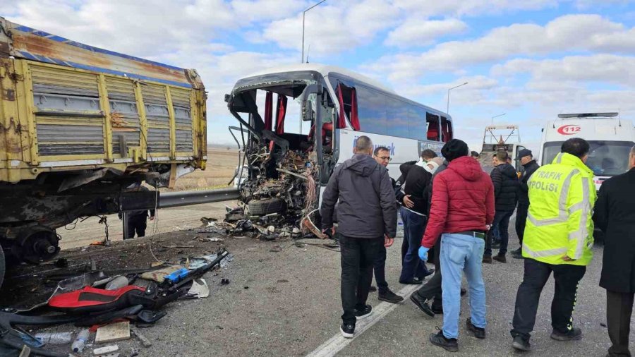 Yolcu Otobüsü Kamyona Arkadan Çarptı: 3 Ölü, 33 Yaralı