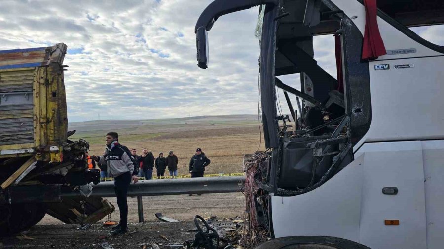 Yolcu Otobüsü Kamyona Arkadan Çarptı: 3 Ölü, 33 Yaralı
