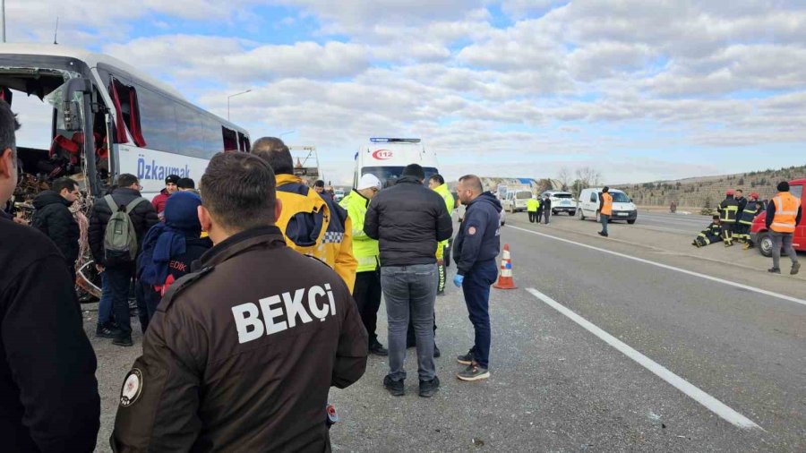 Yolcu Otobüsü Kamyona Arkadan Çarptı: 3 Ölü, 33 Yaralı