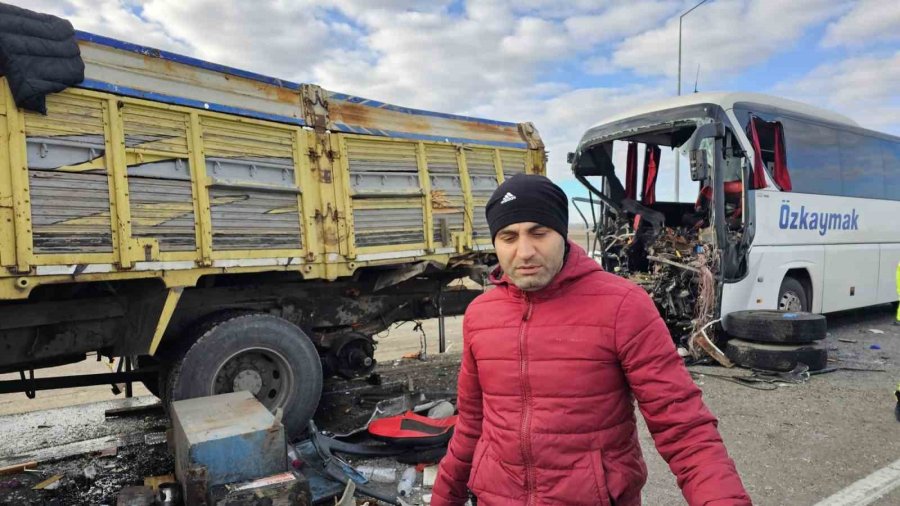 Yolcu Otobüsü Kamyona Arkadan Çarptı: 3 Ölü, 33 Yaralı