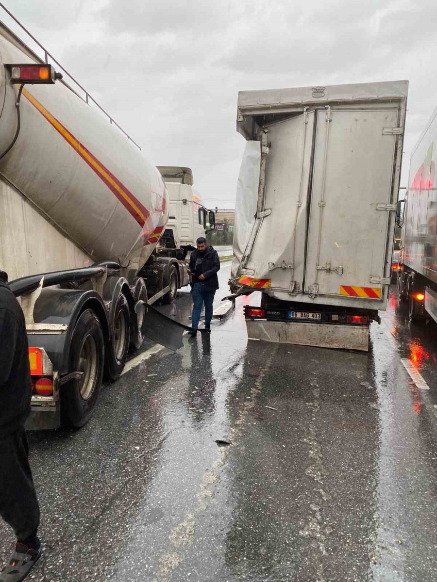Kırmızı Işıkta Zincirleme Kaza Güvenlik Kamerasında