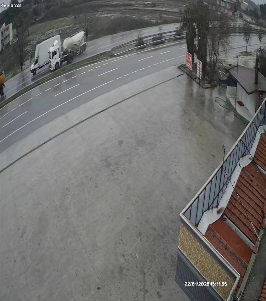 Kırmızı Işıkta Zincirleme Kaza Güvenlik Kamerasında