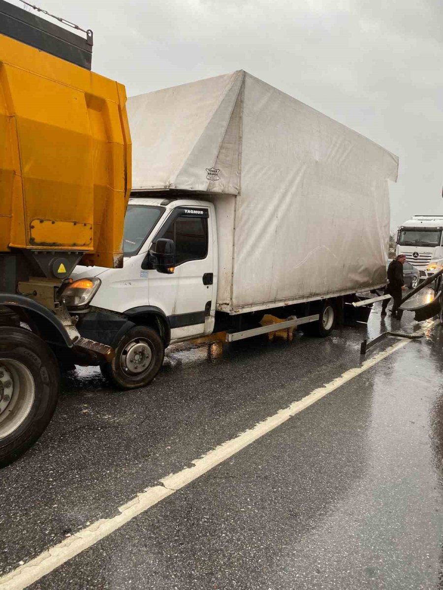 Kırmızı Işıkta Zincirleme Kaza Güvenlik Kamerasında