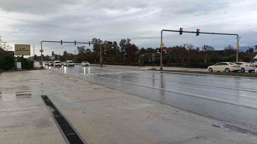 Kırmızı Işıkta Zincirleme Kaza Güvenlik Kamerasında