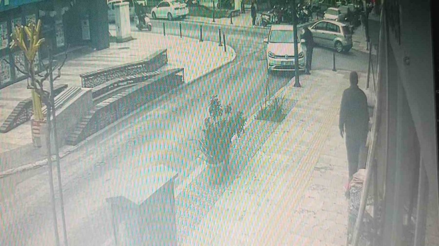 Kavşakta İki Otomobil Çarpıştı, Şans Eseri Yaralanan Olmadı