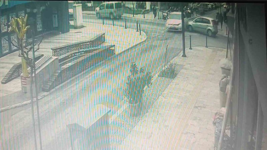 Kavşakta İki Otomobil Çarpıştı, Şans Eseri Yaralanan Olmadı