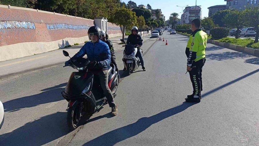 Uygulamadan Kaçmaya Çalışan Motosikletlilere Polis Sürprizi