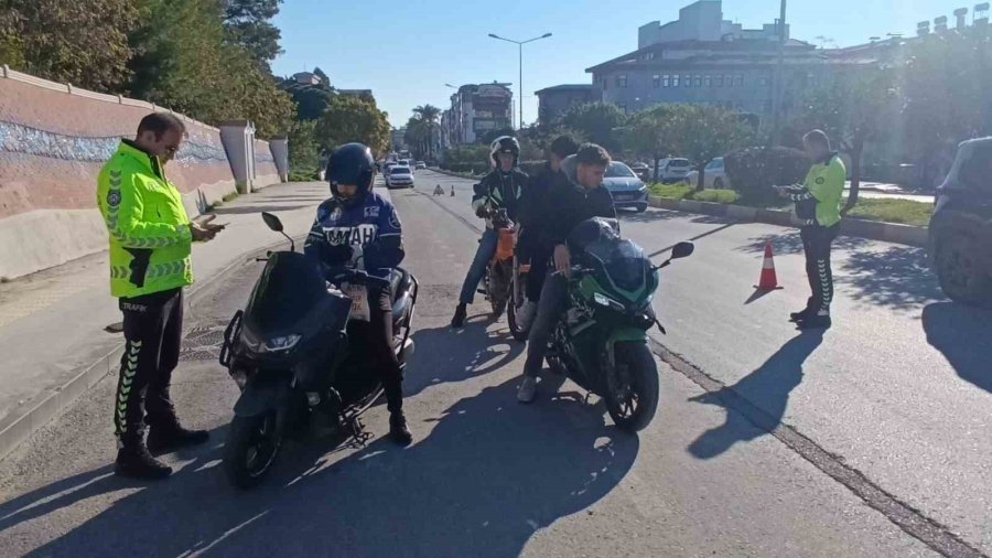 Uygulamadan Kaçmaya Çalışan Motosikletlilere Polis Sürprizi