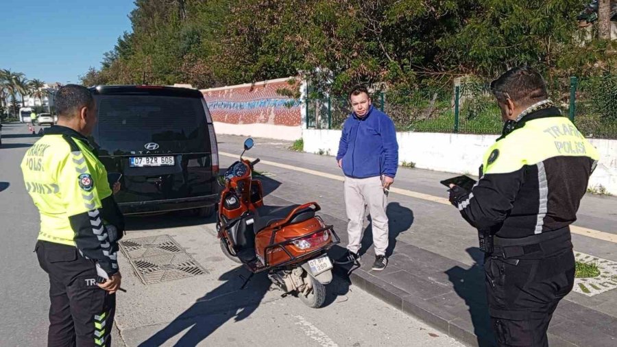 Uygulamadan Kaçmaya Çalışan Motosikletlilere Polis Sürprizi