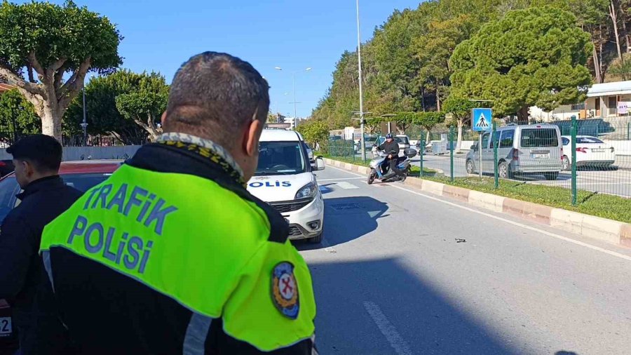 Uygulamadan Kaçmaya Çalışan Motosikletlilere Polis Sürprizi