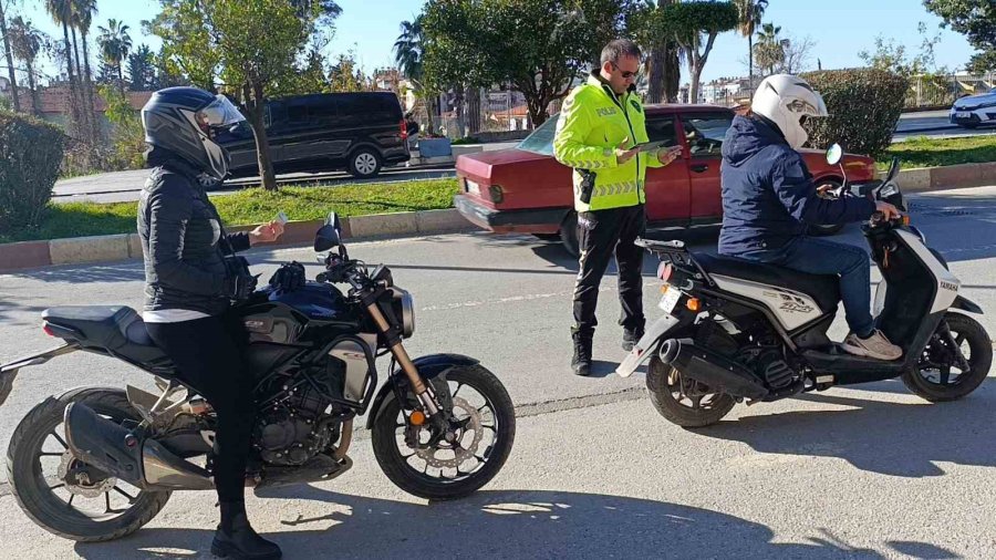 Uygulamadan Kaçmaya Çalışan Motosikletlilere Polis Sürprizi
